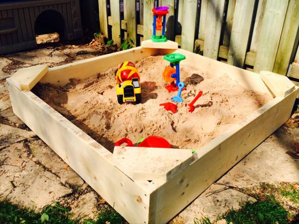Строим песочницу для детей своими руками