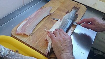 Как очистить рыбу от чешуи без ножа за 1 минуту? Просто, быстро, легко, без проблем