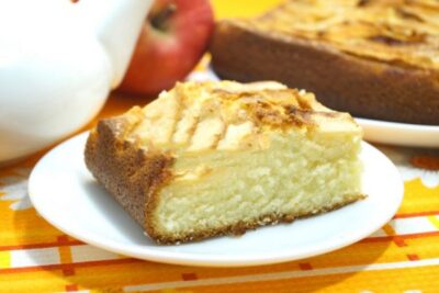 Пышный, нежный, с хрустящей корочкой, безумно вкусный яблочный пирог — шарлотка с яблоками на сметане!