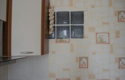 okno mezhdu vannoj i kuhnej v hrushchyovkah prednaznachenie i varianty oformleniya 3