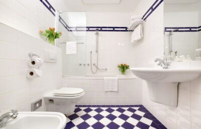 ванная комната с шахматным полом