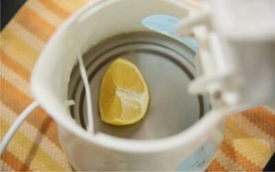 udalenie nakipi v chajnike s pomoshhyu limona