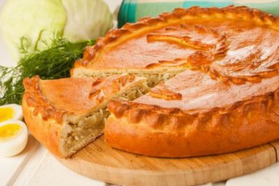 Сытный капустный пирог с нежной начинкой. Попробуйте — это вкусно!