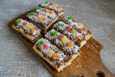 vozdushnoe biskvitnoe pirozhnoe s shokoladnyim kremom 16 640x427