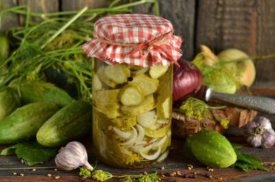 Огурцы на зиму кружочками с листом смородины и лимонной кислотой — ну очень вкусные!