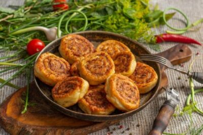 Невероятно вкусные пирожки-рулетики на сковороде с фаршем
