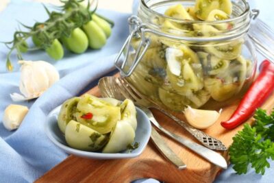 Как засолить вкуснейшие зеленые помидоры: простейший рецепт для каждой хозяйки