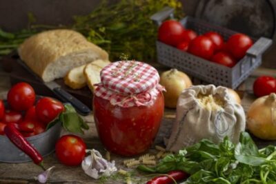Рецепт густого томатного соуса с овощами. Закуска уходит на ура!