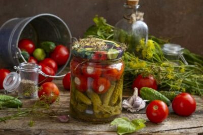 Самый вкусный рецепт маринованных огурчиков и помидоров в кисло-сладком соусе