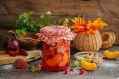 Как приготовить вкусный компот с персиками, сливами и красными ягодами на зиму?