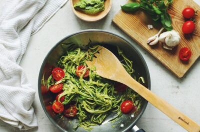 Спагетти из цукини с песто и томатами черри - рецепт