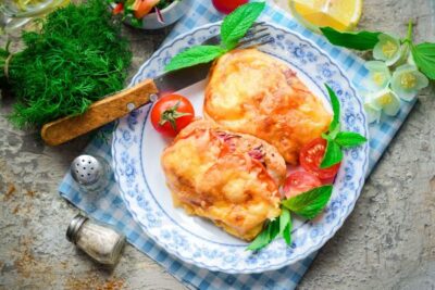 Куриная грудка с помидорами и сыром в духовке — очень вкусное блюдо на ужин!