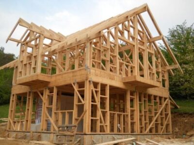 Деревянные каркасные дома: строительство из дерева своими руками